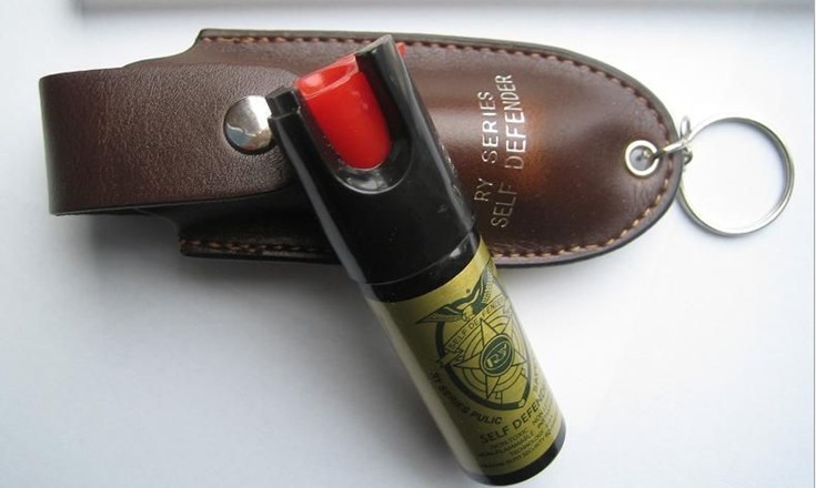 OC防身噴霧為什么這么多人使用？，說到防身噴霧，很多人首先想到的就是女士用的防狼噴霧，其實防狼噴霧只是制暴噴霧的一個民用版本，威力較弱，只能拿來防一些登徒子色狼，因此我們就無需擔心對噴射目標造成傷害。而真正的制暴噴霧，更多被稱為催淚瓦斯，可以對人的眼睛、面部皮膚、呼吸道造成強烈的如火燒般的刺激，使人雙目無法睜開、噴嚏咳嗽不停，難受至極點，瞬間失去反抗能力，可以用來壓制大群暴動人群的。